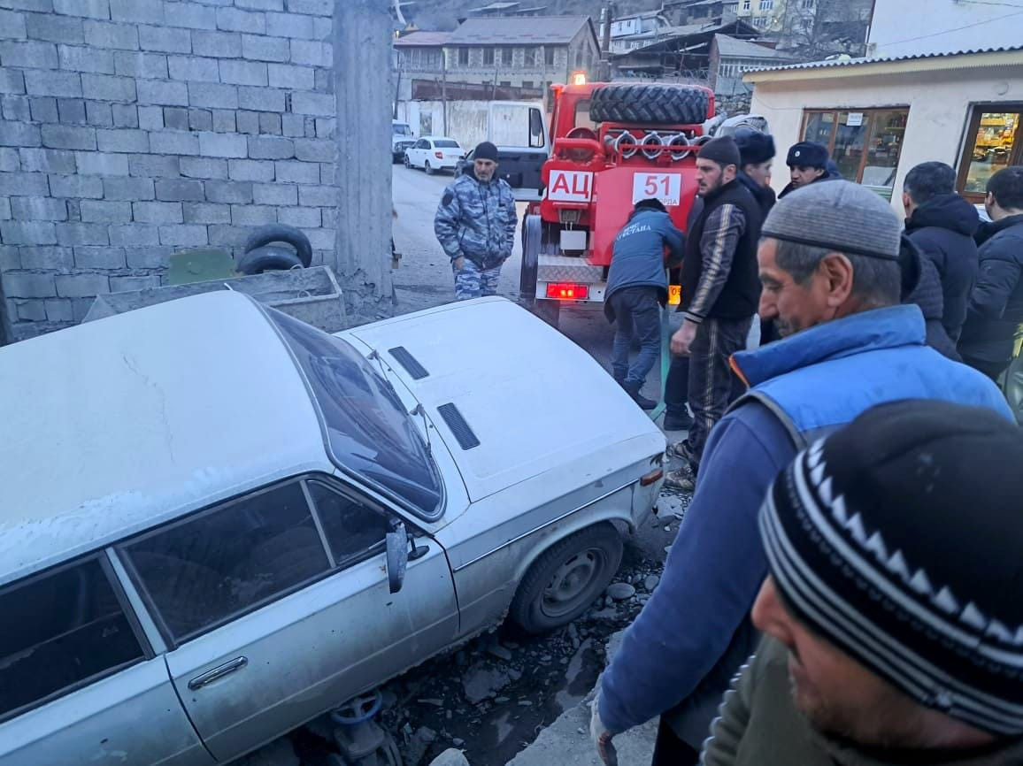 Оказание помощи работниками ПЧ-51 -  вызволение авто с кювета